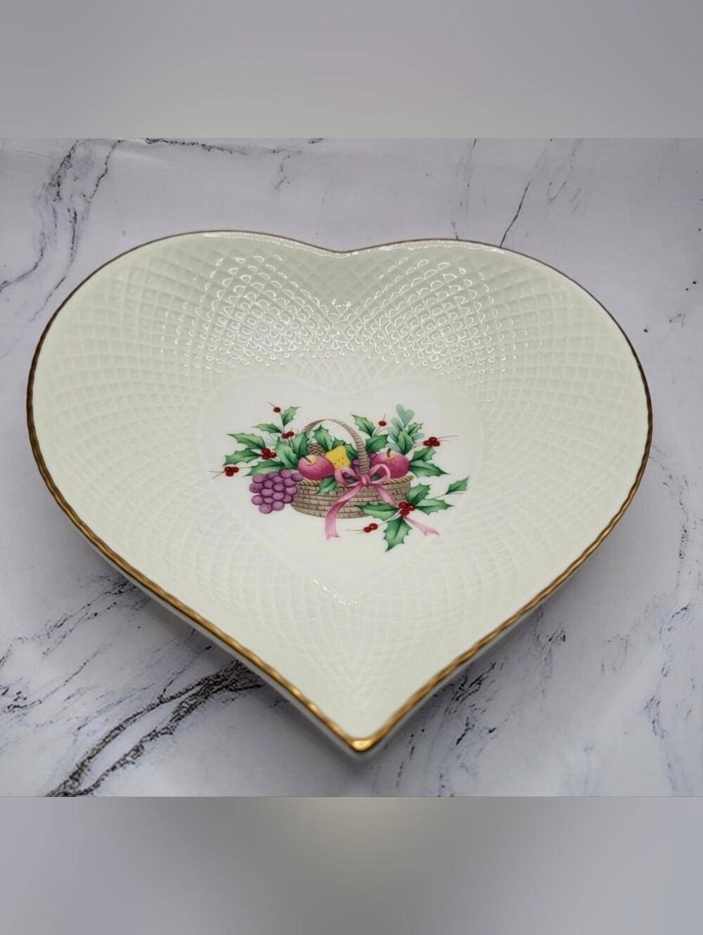 Mikasa Christmas Spirit 82098 Holiday Heart Plate Ivory Bone